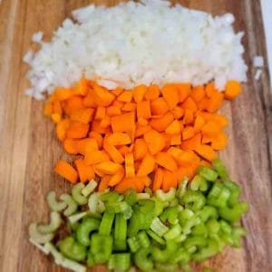 切碎的胡萝卜、洋葱和芹菜gydF4y2Ba
