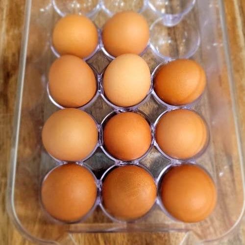 将煮熟的鸡蛋放入丙烯酸容器中切片，加入沙拉中