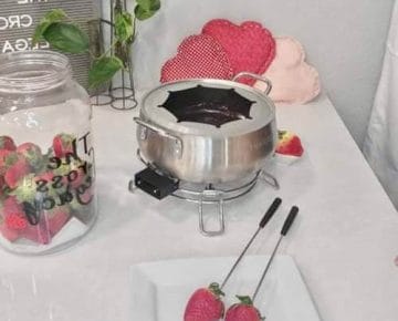 火锅锅都准备好了，草莓旁边的草莓罐子和情人节主题的商品柜台