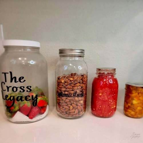 玻璃罐阵容的罐子各种大小的草莓和其他农产品
