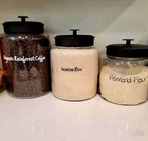 霍金的玻璃罐子里装满了咖啡豆、大米和面粉