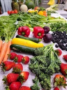 农产品摊在柜台上，水果蔬菜丰富