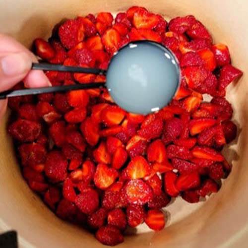 pouring-sugar-onto-cut-strawberries-in-a-bowlgydF4y2Ba