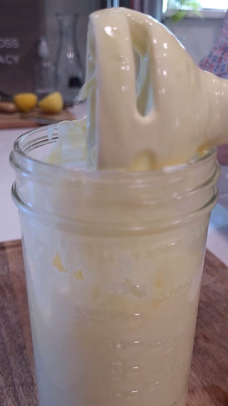 mason-jar-of-homemade-mayoonaise-with-immersion-blender-resting-on-the-lip-of-the-jar