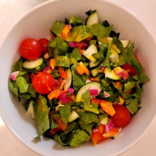 mixed-greens-with-fresh-veggies-in-a-white-bowlgydF4y2Ba