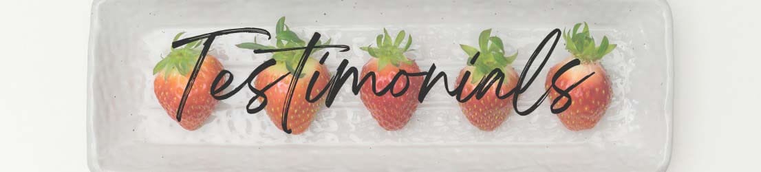五个新鲜的草莓放在一个白色长方形托盘上，图形上有“奖状”字样