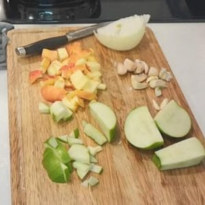 在木砧板上用刀和洋葱切苹果gydF4y2Ba