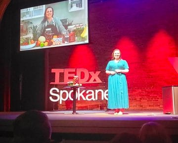 2022年10月8日，在华盛顿州斯波坎市，艾米在TEDx舞台上