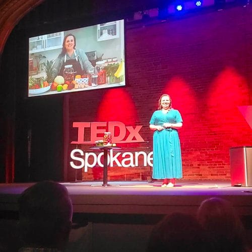 2022年10月8日，在华盛顿州斯波坎市，艾米在TEDx舞台上