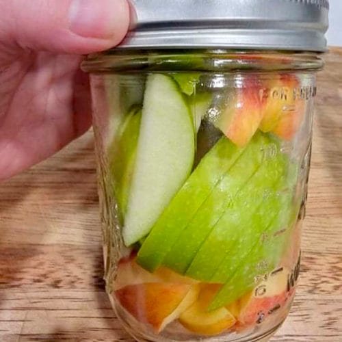 准备好切片的苹果放在玻璃瓶里作为健康零食gydF4y2Ba