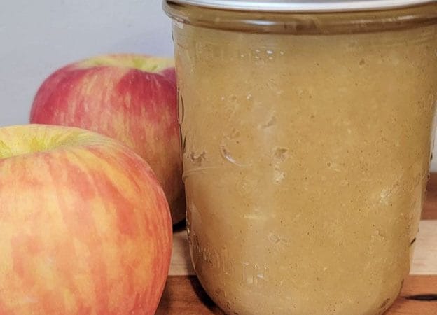 简单的苹果酱配方-完成苹果酱在罐子与新鲜的苹果