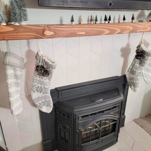 壁炉旁挂着圣诞袜。
