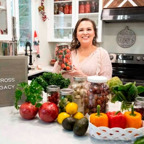 艾米·克罗斯在她的厨房里，拿着一罐草莓，柜台上放着一摊新鲜的农产品，还有克罗斯遗产的标志。新利体育信息新利体育手机app下载教你如何在食品预算不足的情况下吃彩虹。