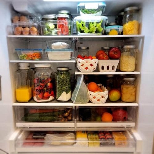 新鲜的水果和蔬菜储存在冰箱的玻璃。