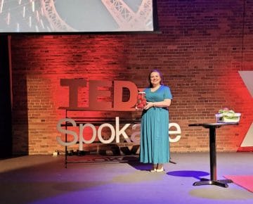 2022年10月8日，艾米·克洛斯在TED演讲舞台上。