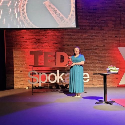 2022年10月8日，艾米·克洛斯在TED演讲舞台上。