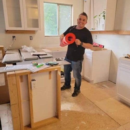 迈克在改造家庭厨房。
