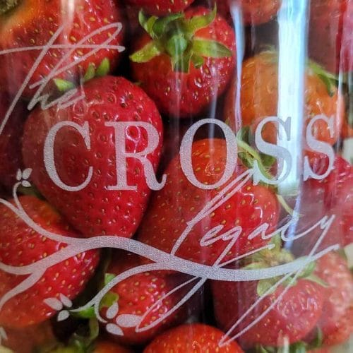 草莓装在玻璃玻璃罐里，上面刻着“十字遗产”的标志。新利体育信息新利体育手机app下载