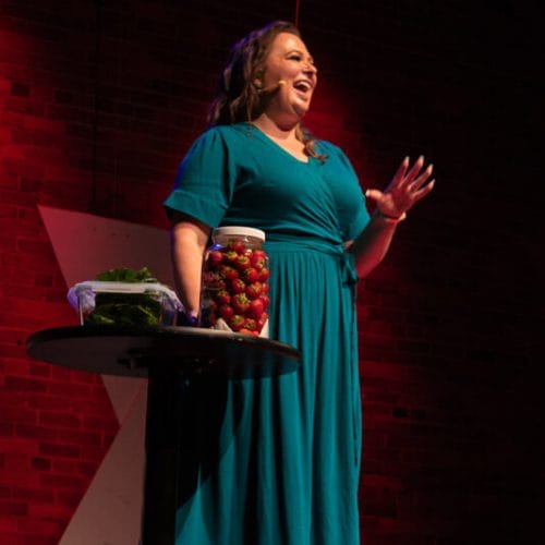 2022年10月8日，艾米·克洛斯在华盛顿州斯波坎市进行TED演讲。