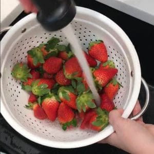 用白色滤器冲洗草莓。